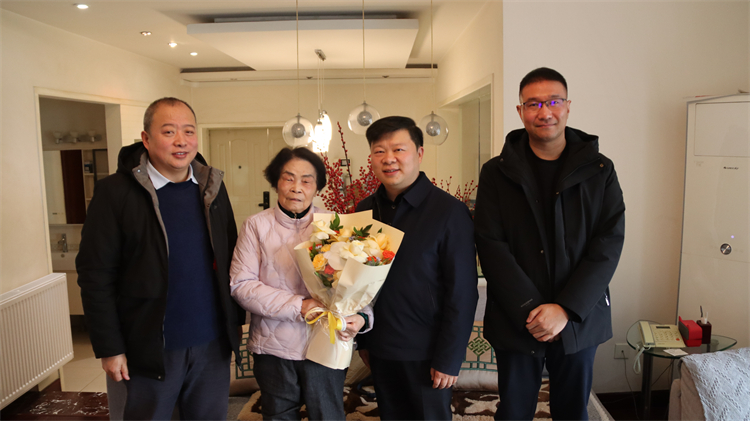 寒冬送暖意 關(guān)愛(ài)潤(rùn)心田 —— 集團(tuán)公司領(lǐng)導(dǎo)走訪慰問(wèn)老同志